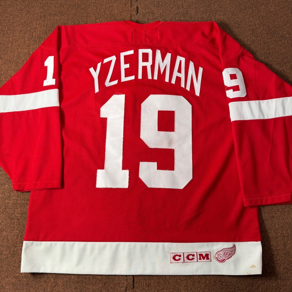Mens CCM Detroit Red Wings Steve Yzerman 19 Hockey Jersey Red XL Made in Canada